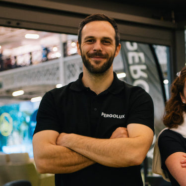 Trabajador de PERGOLUX mirando a cámara con los brazos cruzados