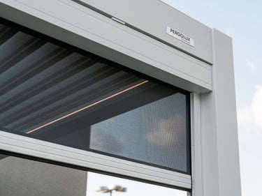 pergola-bioclimatica-pergolux-cortinas-sunscreen-blanco-detalle