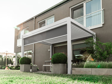 pergola-bioclimatica-pergolux-cortinas-sunscreen-blanco-4m