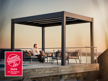 Foto de una pérgola Sundream S2 en un día de sol, al borde de una piscina, con el logo de "Producto del Año 2025" Chile
