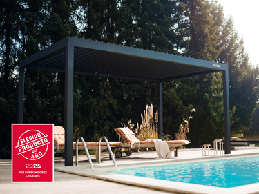 Foto de una pérgola Sundream S2 en un día de sol, al borde de una piscina, con el logo de "Producto del Año 2025" Chile