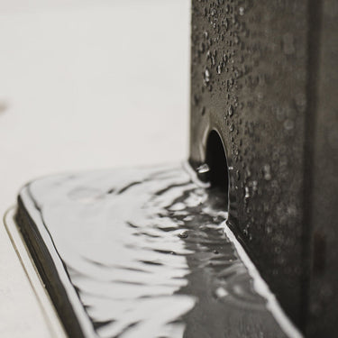 Imagen de un detalle de la salida de agua de una pérgola PERGOLUX