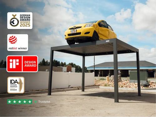 Pérgola con un auto encima, junto a 5 premios y reconocimientos mundiales en diseño y confianza