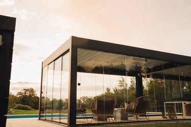 Foto de una pérgola PERGOLUX con cierre de cristal en sus 4 lados