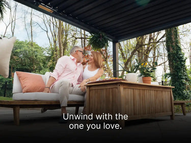 Pareja disfrutando romanticamente de un sushi en la pérgola en otoño