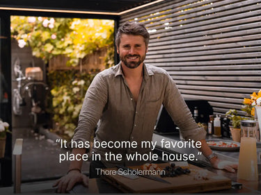 Foto cita de "Thore Schölermann" en inglés que menciona que la pérgola se ha convertido en el lugar favorito de la casa
