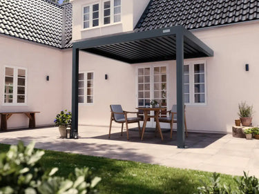 Foto de una pérgola adosada a muro en un patio en un día de sol