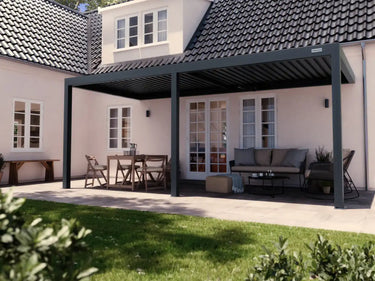 Foto de una pérgola 3x6 Gris Antracita adosada a muro en un patio en un día de sol