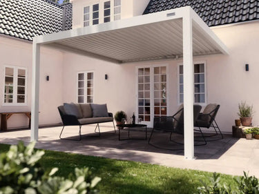 Foto de una pérgola 4x4 blanca adosada a muro en un patio en un día de sol