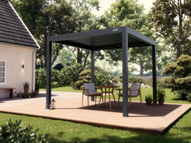 Foto de una pérgola auto soportante en un patio en un día de sol