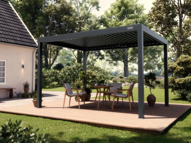 Foto de una pérgola auto soportante en un patio en un día de sol