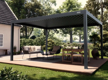 Foto de una pérgola 4x5 auto soportante en un patio en un día de sol