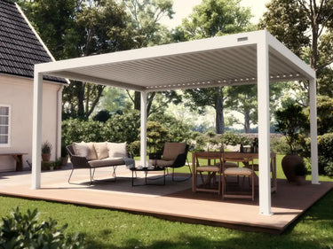 Foto de una pérgola 4x5 blanca auto soportante en un patio en un día de sol