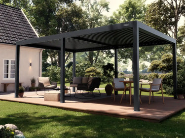 Foto de una pérgola 4x6 auto soportante en un patio en un día de sol