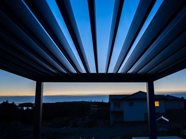 pergola-bioclimatica-pergolux-auto-soportante-skydance-s2-gris-antracita-detalle-lamas