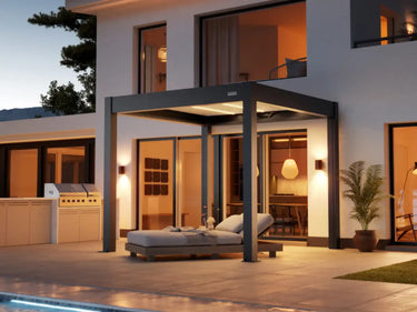 Foto de una pérgola Skydance S3 3x3 Gris Antracita auto soportante en un patio en un atardecer