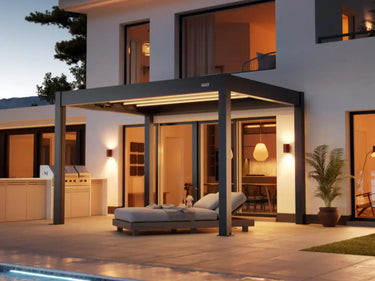 Foto de una pérgola Skydance S3 3x4 Gris Antracita auto soportante en un patio
