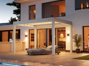 Foto de una pérgola Skydance S3 3x4 Blanca auto soportante en un patio en un atardecer