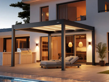 Foto de una pérgola Skydance S3 4x4 Gris Antracita auto soportante en un patio en un atardecer con las luces LED prendidas