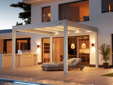 Foto de una pérgola Skydance S3 4x4 Blanca auto soportante en un patio en un atardecer