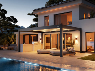 Foto de una pérgola 4x6 Gris Antracita auto soportante en un patio en un atardecer con las luces LED prendidas