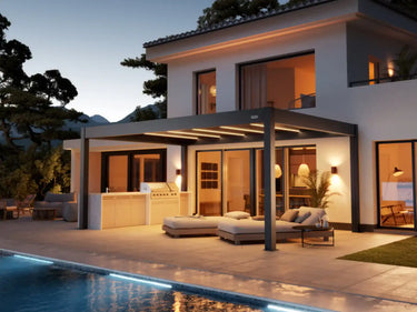 Foto de una pérgola Skydance S3 4x6 Gris Antracita auto soportante en un patio en un atardecer