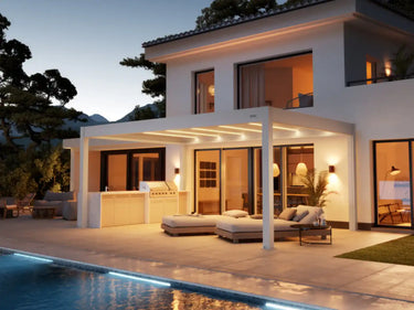 Foto de una pérgola Skydance S3 4x6 Blanca auto soportante en un patio en un atardecer