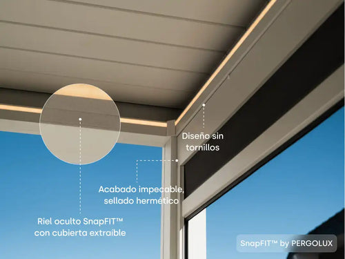 Imagen de una pérgola con indicaciones de nuestro sistema de raíles ocultos con tapa extraíble y diseño