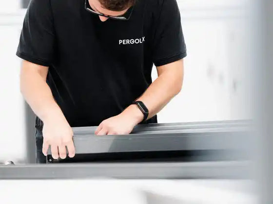 Trabajador del laboratorio de PERGOLUX probando unas lamas