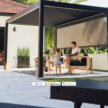 Una familia sentada bajo la sombra de un pérgola en el patio, disfrutando de un momento juntos al aire libre.