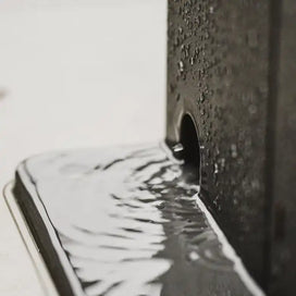 Imagen de un detalle de la salida de agua de una pérgola PERGOLUX 