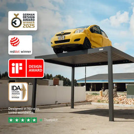 Fotografía de una pérgola soportando en su techo un auto de color amarillo y 5 logos de premios internacionales