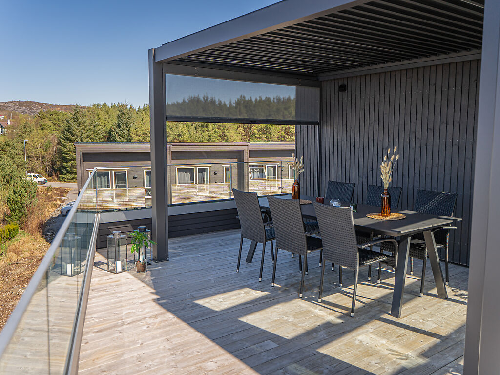 pergola-bioclimatica-pergolux-adosada-a-muro-pergola-s1-gris-antracita-terraza-verano