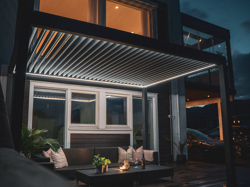 El techo motorizado, luces LED integradas y lamas de doble pared, convierten al modelo PERGOLUX Sundream en una pérgola premium un precio extremadamente competitivo. 