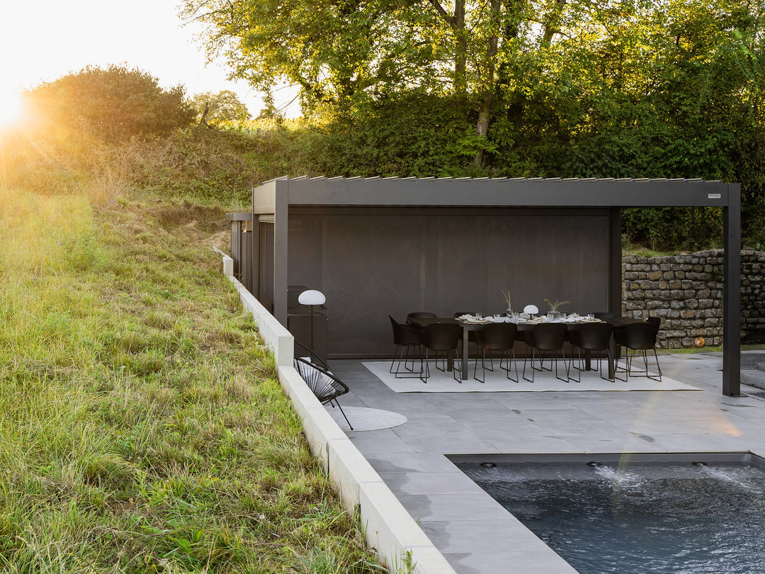 pergola-bioclimatica-pergolux-cortinas-sunscreen-gris-antracita-comedor