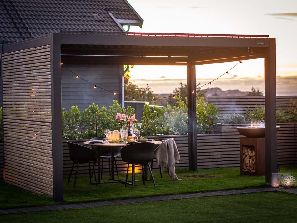 3x4 Pérgola antracita con pared de listones