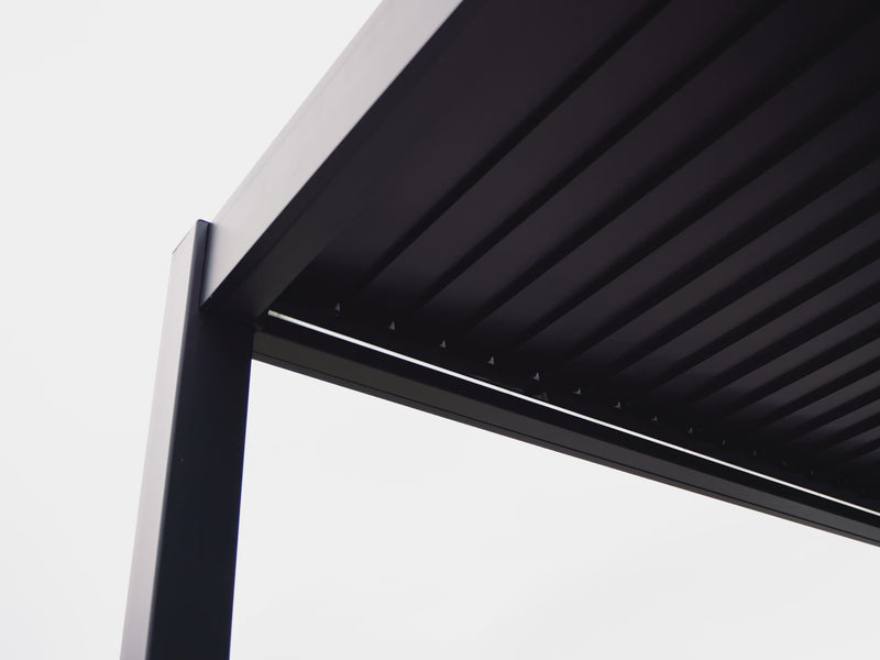 El techo motorizado, luces LED integradas y lamas de doble pared, convierten al modelo PERGOLUX Sundream en una pérgola premium un precio extremadamente competitivo. 